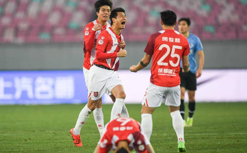 赛地聚焦：荷甲今夜热度飙升，成都蓉城队长鼓劲，震撼外界，资深球员宣示担当的简单介绍