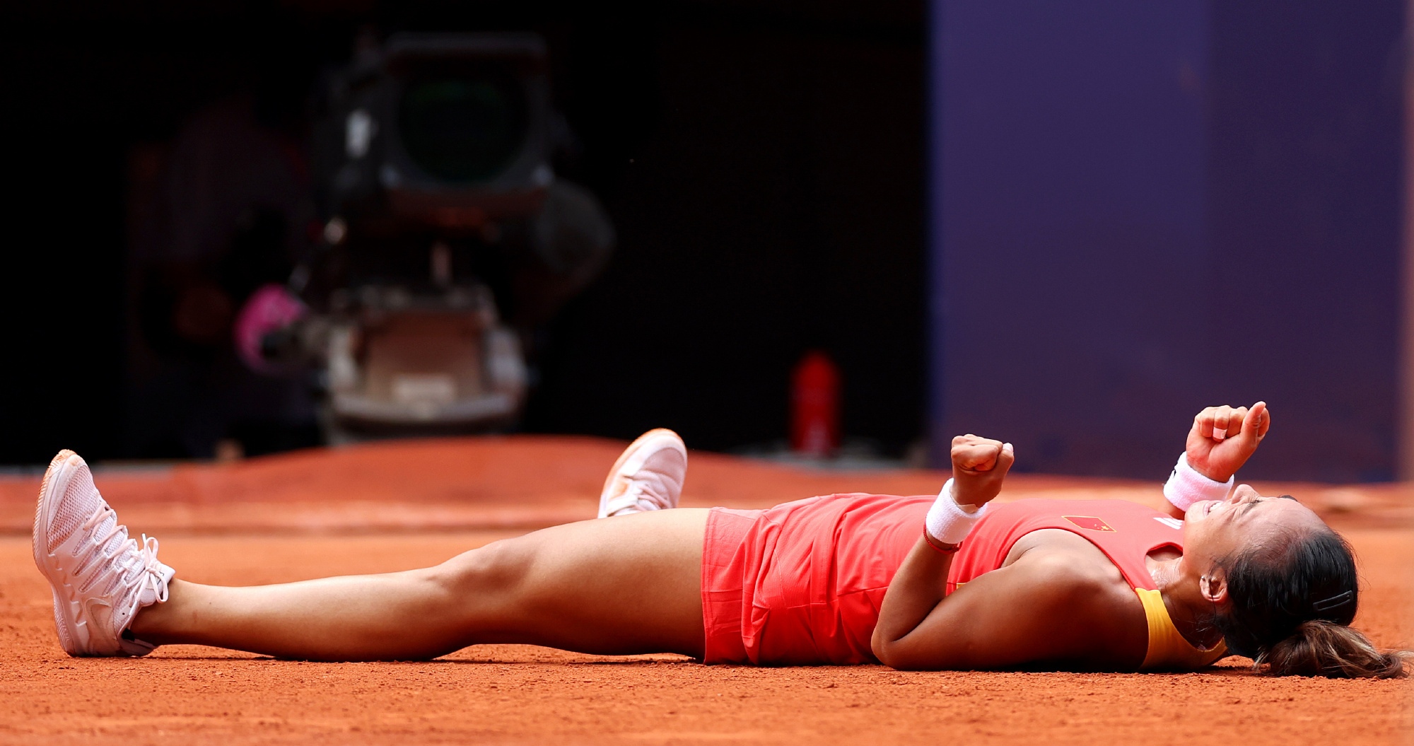 包含摩纳哥迎欧超杯关键赛，赛前防线松动，压力陡增，训练强度明显提升的词条